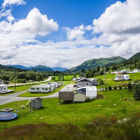 Smordal Hytteutleie Og Camping Hotel Nordfjordeid Exterior photo