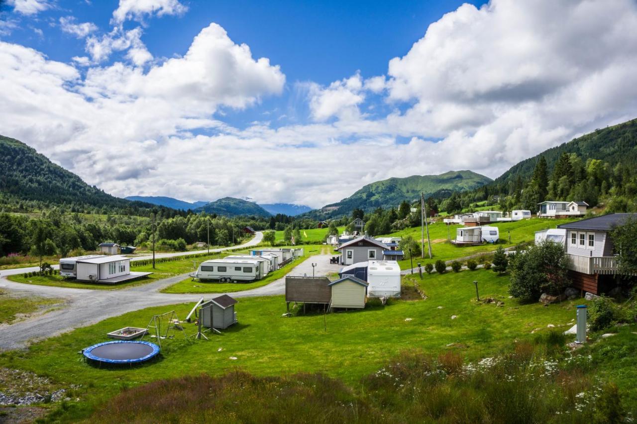 Smordal Hytteutleie Og Camping Hotel Nordfjordeid Exterior photo